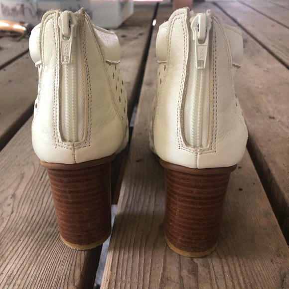 White leather and wooden ankle boots by Tsumori Chisato - Picture 2 of 4